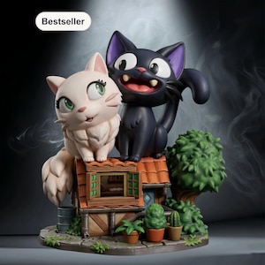 Könnte beinhalten: Detaillierte Figur mit zwei Zeichentrickkatzen auf einem Miniaturhaus mit rotem Ziegeldach. Eine Katze ist weiß mit grünen Augen, die andere ist schwarz mit lila Ohren. Die Szene umfasst einen Baum, Pflanzen und das Wort "Bestseller".