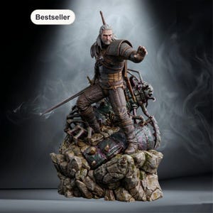 Op de afbeelding: Gedetailleerd beeld van een krijger met lang wit haar, gekleed in een harnas, met een zwaard. De figuur staat op een rotsachtige basis met een monster. Het woord "Bestseller" staat in een witte ovaal linksboven.