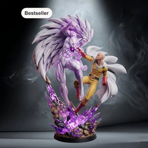 Puede incluir: Estatua detallada que representa una escena de batalla entre dos personajes de anime. Un personaje viste un traje amarillo y rojo con una capa blanca, el otro es una figura grande con detalles blancos y morados. La base es oscura con efectos de energía morada.