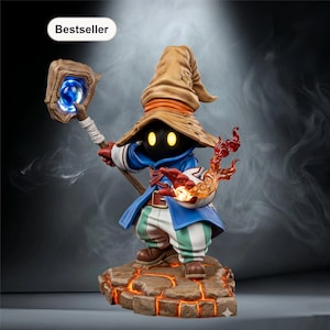 Puede incluir: Figura de un mago con un sombrero grande, una túnica azul y pantalones a rayas. El mago sostiene un bastón con un orbe azul brillante y una mano con un efecto de fuego. La base es una estructura rocosa, similar a la lava. La palabra "Bestseller" está en un óvalo blanco.
