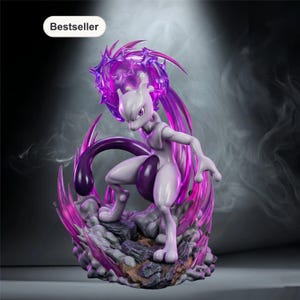 Può includere: Statuetta dettagliata di una creatura viola e bianca, in posa dinamica con un effetto energia vorticoso. La figura è su una base rocciosa, con un'etichetta "Bestseller". Il design generale è molto stilizzato.