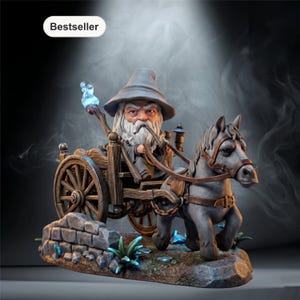 Op de afbeelding: Gedetailleerd beeldje van een tovenaar in een paardenkar. De tovenaar, met een lange witte baard en hoed, houdt een pijp vast. De kar is van hout en het paard is grijs. De basis omvat een stenen muur en blauwe gloeiende accenten. Het woord "Bestseller" staat linksboven.