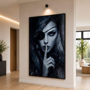Peut inclure: Portrait encadré d'une femme avec un cache-œil, le doigt sur les lèvres, dans des tons de bleu et de gris. L'œuvre a une esthétique sombre et mystérieuse, avec l'accent mis sur le regard intense de la femme et le geste de silence.