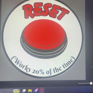 K&ouml;nnte beinhalten: Digitales Bild eines roten Knopfes mit dem Wort "RESET" in roten Buchstaben. Der Knopf ist von einem wei&szlig;en Kreis mit grauem Rand umgeben. Darunter steht der Text "(Works 20% of the time)".