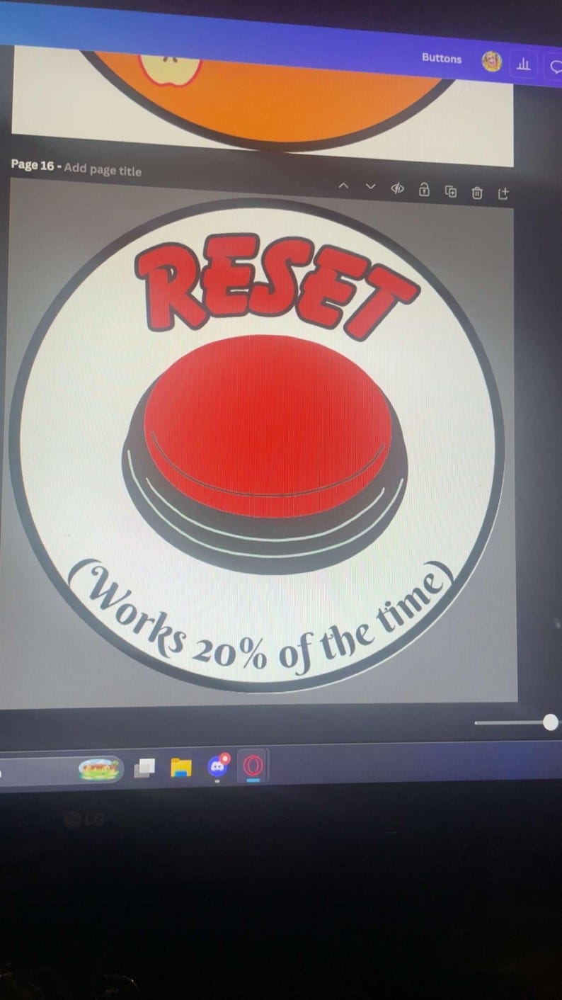 K&ouml;nnte beinhalten: Digitales Bild eines roten Knopfes mit dem Wort "RESET" in roten Buchstaben. Der Knopf ist von einem wei&szlig;en Kreis mit grauem Rand umgeben. Darunter steht der Text "(Works 20% of the time)".
