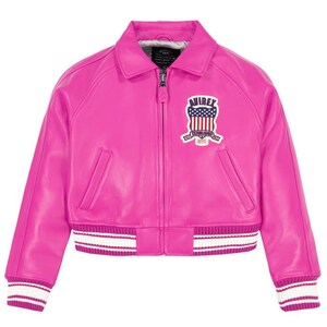 K&ouml;nnte beinhalten: Leuchtend pinke Lederjacke im Bomber-Stil. Sie hat einen Rei&szlig;verschluss, Seitentaschen und gerippte B&uuml;ndchen und Saum mit wei&szlig;en Streifen. Ein gestickter Schildaufn&auml;her befindet sich auf der Brust.