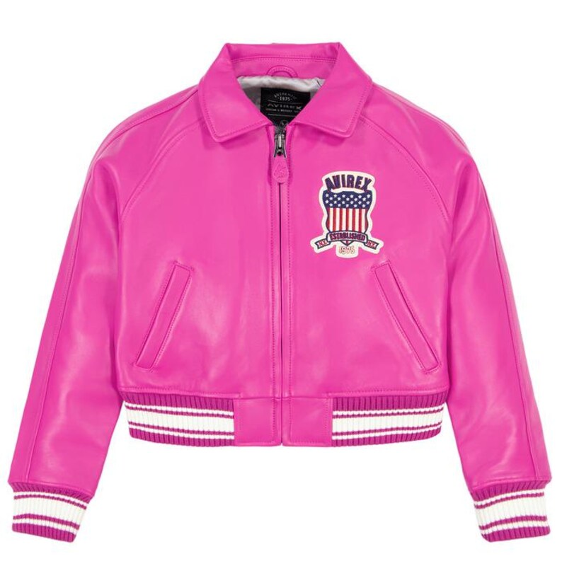 K&ouml;nnte beinhalten: Leuchtend pinke Lederjacke im Bomber-Stil. Sie hat einen Rei&szlig;verschluss, Seitentaschen und gerippte B&uuml;ndchen und Saum mit wei&szlig;en Streifen. Ein gestickter Schildaufn&auml;her befindet sich auf der Brust.