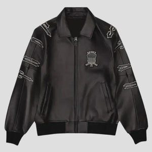Pode incluir: Casaco bomber de couro preto com detalhes bordados em branco e fecho de correr. Possui gola, punhos canelados e um patch com o logotipo no peito. O casaco tem uma silhueta bomber cl&aacute;ssica.