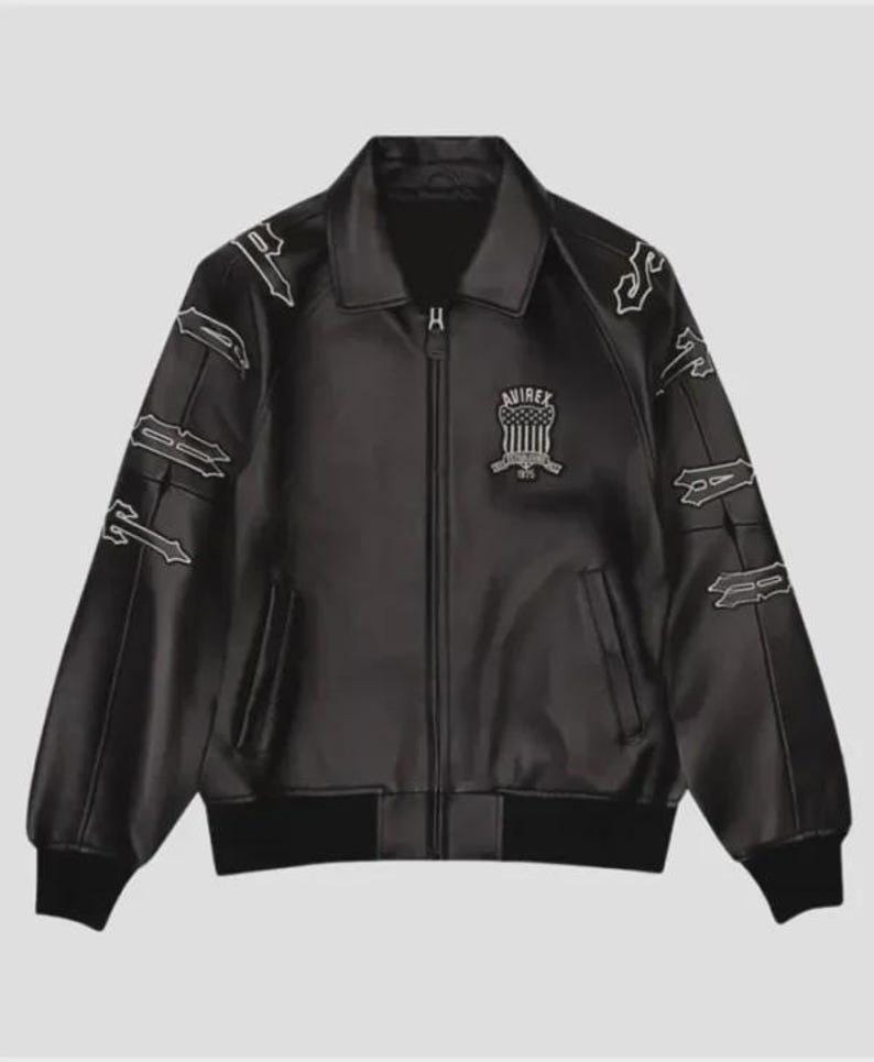 Pode incluir: Casaco bomber de couro preto com detalhes bordados em branco e fecho de correr. Possui gola, punhos canelados e um patch com o logotipo no peito. O casaco tem uma silhueta bomber cl&aacute;ssica.