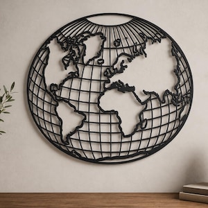Puede incluir: Una pieza de arte mural circular de metal negro que presenta un mapa mundial estilizado con una cuadrícula de líneas de latitud y longitud. Los continentes están delineados en negro, creando un diseño hueco y abierto.