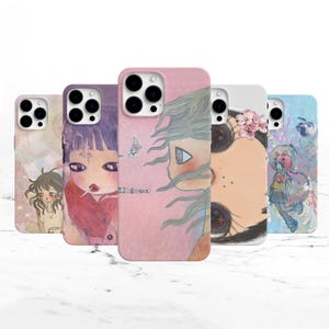 Op de afbeelding: Een verzameling van vijf telefoonhoesjes met unieke artistieke ontwerpen. De hoesjes tonen illustraties van anime-stijl personages in diverse kleurenpaletten, waaronder roze, paars en blauw. Elk hoesje heeft een ander ontwerp, wat een verscheidenheid aan esthetische keuzes biedt.