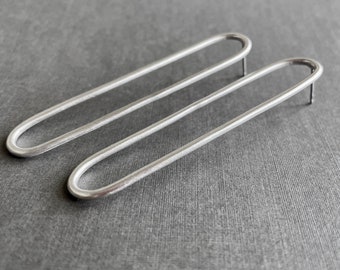 hand hammered sterling silver OVAL HOOP earrings . bold modern minimal jewelry . architectural oval posts
