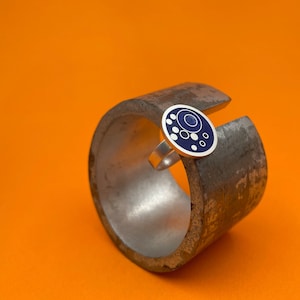 ring size 6 . orbit BIG BOLD dark blue CIRCLE ring . silver inlay planetary circles . modern promise ring . celestial unisex pinky ring