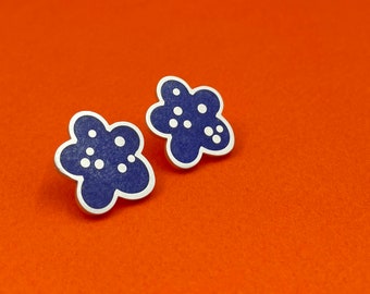 navy POLKA DOT flower posts .  oriental blue resin flower earrings . happy flower jewelry . minimal modern studs . add some fun to your day