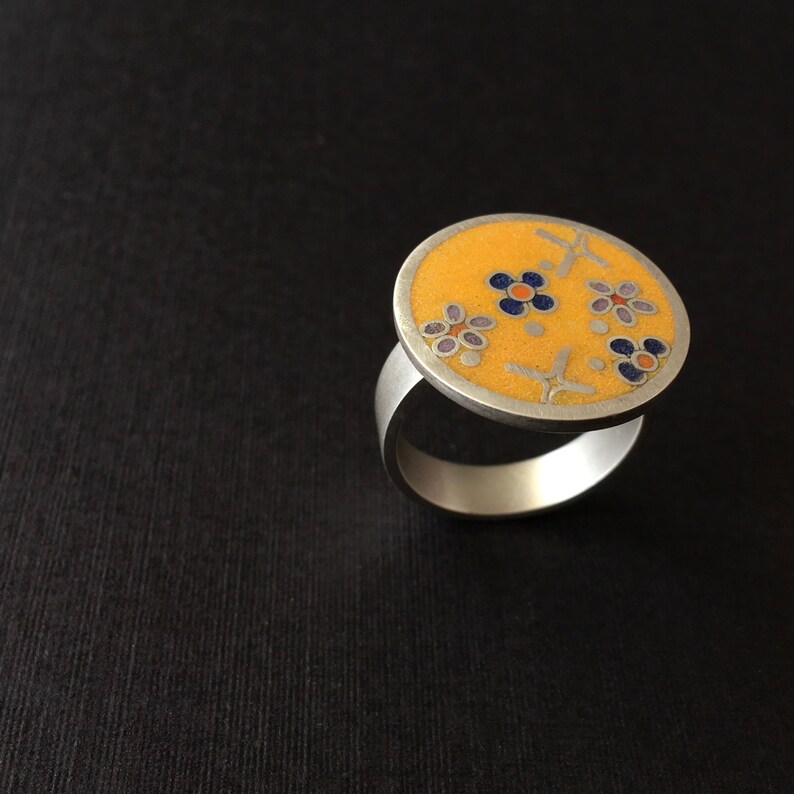 CHINTZ RING size 8 ring . yellow flower resin inlaid ring . big bold modern ring . promise ring . sterling silver floral oversized ring image 2