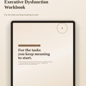 Può includere: Un quaderno di esercizi digitale intitolato Executive Dysfunction Workbook con sfondo beige e testo marrone scuro. La copertina presenta la frase For the tasks you keep meaning to start, con dettagli su 14 pagine e fogli di adesivi.