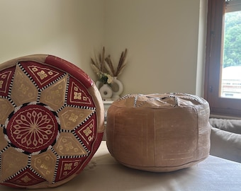 Piccolo pouf marocchino in pelle bordeaux 40 cm / Pouf ottomano fatto a mano / Decorazione boho con ricami dorati / Spedizione dall'Italia