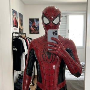 Puede incluir: Un disfraz de Spider-Man de cuerpo completo con un esquema de colores rojo y negro brillante y un prominente emblema de ara&ntilde;a negra en el pecho. El traje incluye una m&aacute;scara a juego con grandes lentes oculares blancos y un patr&oacute;n de telara&ntilde;a.