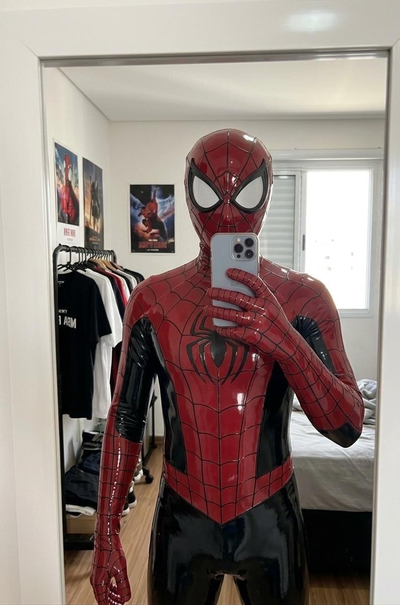 Puede incluir: Un disfraz de Spider-Man de cuerpo completo con un esquema de colores rojo y negro brillante y un prominente emblema de ara&ntilde;a negra en el pecho. El traje incluye una m&aacute;scara a juego con grandes lentes oculares blancos y un patr&oacute;n de telara&ntilde;a.