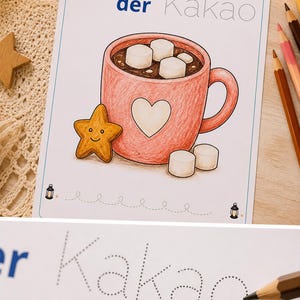 K&ouml;nnte beinhalten: Ein wei&szlig;es Lernblatt mit einer farbigen Illustration einer rosa Tasse gef&uuml;llt mit Kakao und Marshmallows, einem l&auml;chelnden sternf&ouml;rmigen Keks und dem Text der Kakao mit gepunkteten Linien zum Nachspuren.
