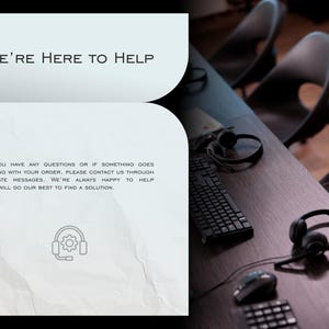 Op de afbeelding: Afbeelding toont de tekst "WE'RE HERE TO HELP" op een lichtblauwe achtergrond. Een bureau met toetsenbord, muis en koptelefoon is ook zichtbaar. De tekst adviseert contact op te nemen via priv&eacute;berichten voor vragen.