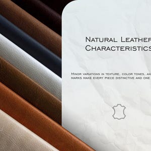 Op de afbeelding: Afbeelding met verschillende stalen van natuurlijk leer in bruin, beige, wit en zwart. De tekst luidt "Natuurlijke leereigenschappen" en beschrijft de unieke variaties in textuur en kleur.
