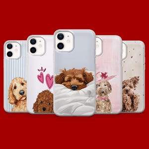 Puede incluir: Cinco fundas transparentes para smartphone con ilustraciones de perros marrones de pelo rizado. Los diseños incluyen un perro sobre rayas azules, con corazones rosas, durmiendo bajo una manta blanca, con un sombrero rosa y con corazones pequeños.