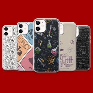 Könnte beinhalten: Fünf transparente Smartphone-Hüllen mit wissenschaftlichen Motiven. Die Designs zeigen ein Periodensystem, farbige chemische Elemente, Labor-Glasgeräte wie Becher und Kolben, Atomstrukturen sowie komplexe chemische Molekülformeln.