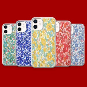 Peut inclure: Cinq coques de smartphone transparentes alignées, chacune présentant un motif floral distinct. Les designs incluent des imprimés de petites fleurs bleu sarcelle, bleu, jaune, rouge et multicolores. Chaque coque a une découpe pour double objectif.