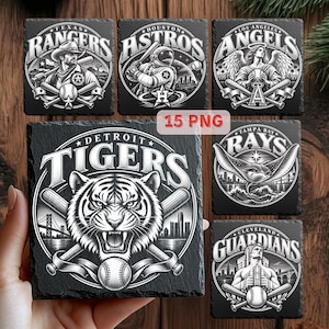 Puede incluir: Un conjunto de seis posavasos cuadrados de pizarra negra con ilustraciones gráficas blancas de logotipos de equipos de béisbol, incluidos los Texas Rangers, Houston Astros, Los Angeles Angels, Detroit Tigers, Tampa Bay Rays y Cleveland Guardians.