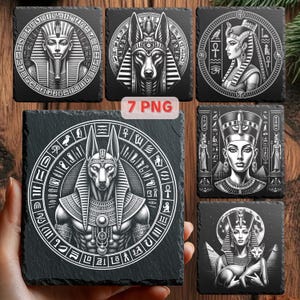 Puede incluir: Juego de seis posavasos cuadrados de pizarra negra con ilustraciones detalladas en blanco y negro de figuras y símbolos del antiguo Egipto. Los posavasos representan faraones, dioses y jeroglíficos, con el texto "7 PNG" visible.