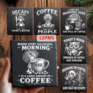 Puede incluir: Un conjunto de seis posavasos de pizarra negra con ilustraciones humor&iacute;sticas y texto sobre el tema del caf&eacute;. Los dise&ntilde;os incluyen un p&aacute;jaro con un bate de b&eacute;isbol, una criatura meditando, un gato, una ni&ntilde;a con una taza de caf&eacute;, un gato con una taza de caf&eacute; y un panda.