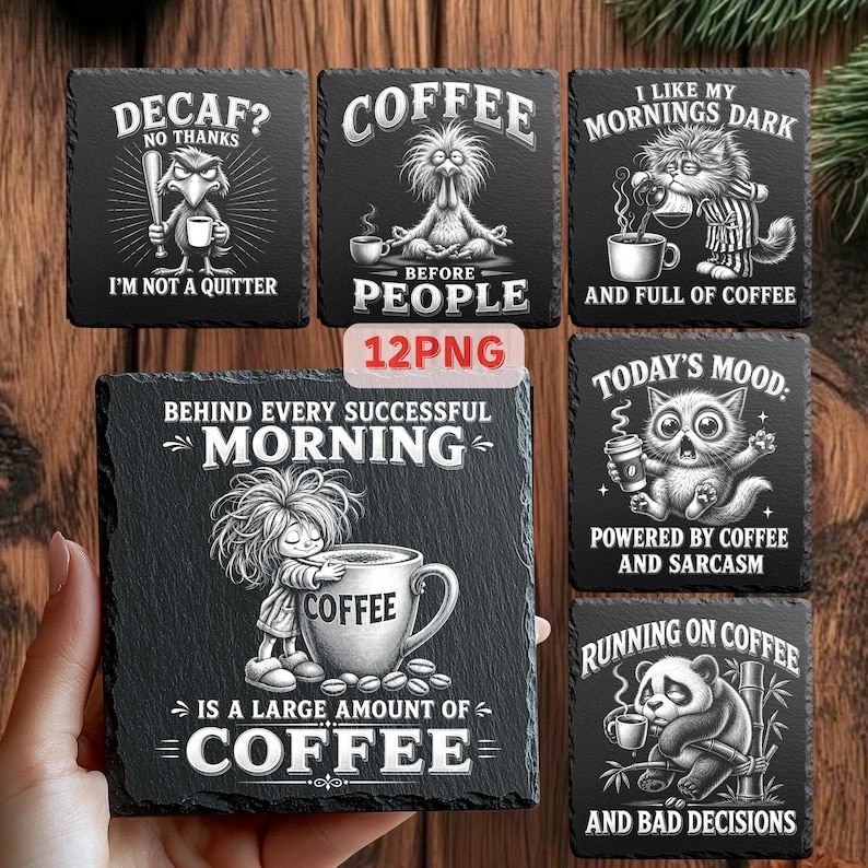 Puede incluir: Un conjunto de seis posavasos de pizarra negra con ilustraciones humor&iacute;sticas y texto sobre el tema del caf&eacute;. Los dise&ntilde;os incluyen un p&aacute;jaro con un bate de b&eacute;isbol, una criatura meditando, un gato, una ni&ntilde;a con una taza de caf&eacute;, un gato con una taza de caf&eacute; y un panda.