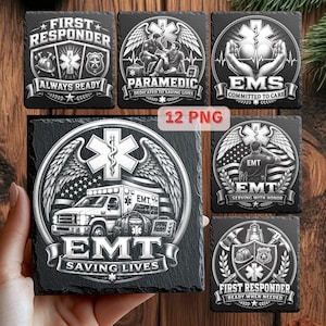 Könnte beinhalten: Ein Set aus sechs quadratischen Schieferuntersetzern mit weißen Gravuren zu Themen des Rettungsdienstes, darunter Embleme für Sanitäter und Ersthelfer mit Texten wie "Saving Lives" und "12 PNG" auf den Oberflächen.