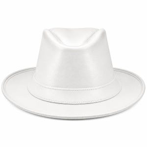 Könnte beinhalten: Ein einfarbiger weißer Fedora-Hut mit einer strukturierten Krone mit Mittelknick und einer breiten, flachen Krempe. Der Hut verfügt über ein passendes weißes Band um die Basis der Krone, das mit sichtbaren Nähten an den Kanten der Krempe und des Bandes versehen ist.