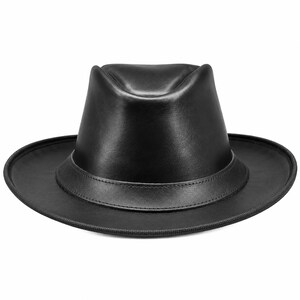 Op de afbeelding: Een effen zwarte fedora hoed met een gladde, matte afwerking. De hoed heeft een gestructureerde kroon met een centrale vouw en een brede, gebogen rand. Een bijpassende zwarte band in lederlook omsluit de basis van de kroon voor een strakke uitstraling.