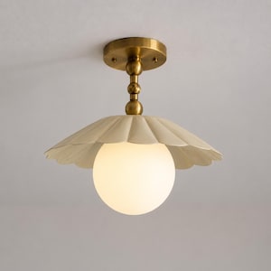 Plafoniera semi-incasso in ottone smerlato, lampada a sospensione con globo in opale satinato