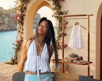 Top cropped de seda branca com decote halter, blusa de verão sem costas, estilo boho para praia.
