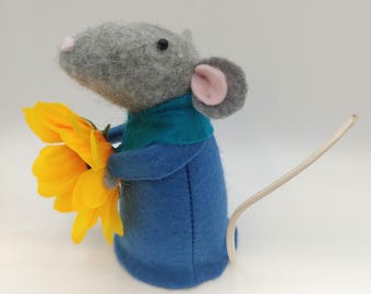 Ratón de fieltro hecho a mano con flor - Regalo de decoración primaveral - Colección Menagerie of Felt Enchantments