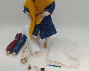 Ratón costurera/sastre articulado de fieltro hecho a mano – Pieza única de colección de la colección Menagerie of Felt Enchantments – Susie Whistelford