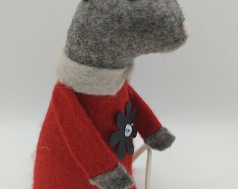 Ratón de fieltro hecho a mano - Regalo de decoración primaveral - Colección Menagerie of Felt Enchantments