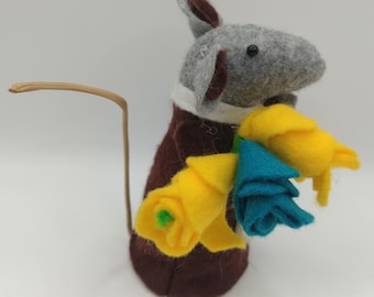 Ratón de fieltro hecho a mano con flor - Regalo de decoración primaveral - Colección Menagerie of Felt Enchantments