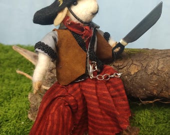 Ratón pirata articulado hecho a mano con fieltro de aguja – Pieza única de colección de la colección Menagerie of Felt Enchantments – Capitán Bonnie Goldleaf