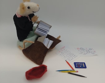 Souris d'étudiante articulée et feutrée faite à la main - OOAK Menagerie of Felt Enchantments à collectionner - Patty Hazelwood