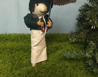 Muñeco ratón articulado hecho a mano con fieltro de aguja – Dama de la época de la Regencia Amelia Woodford (13-15 cm)