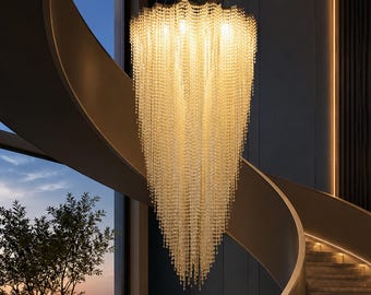 Lustre de escada em forma de cone invertido com grandes correntes douradas, iluminação de luxo para villas e decoração artística, lustre imponente para hall de hotel.