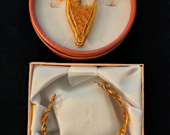 Conjunto de pulsera con colgante envuelto en alambre, hecho a mano por artesanos.