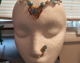 Tocado y brazalete nasal artesanales con diseño oceánico, elaborados con alambre enrollado.