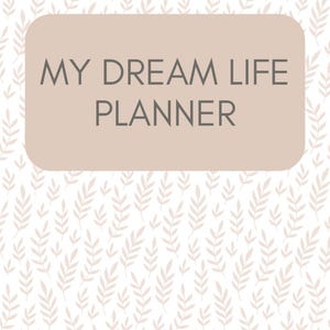 Op de afbeelding: Een planner met een beige omslag met de grijze tekst "MY DREAM LIFE PLANNER". De achtergrond heeft een herhalend patroon van beige bladeren op een witte achtergrond. De rechter benedenhoek heeft het logo van "TEMPLATE STUDIO".