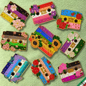 Pines esmaltados de casete de música del Orgullo / Colección de la bandera LGBTQ+ / Regalo de mixtape arcoíris retro